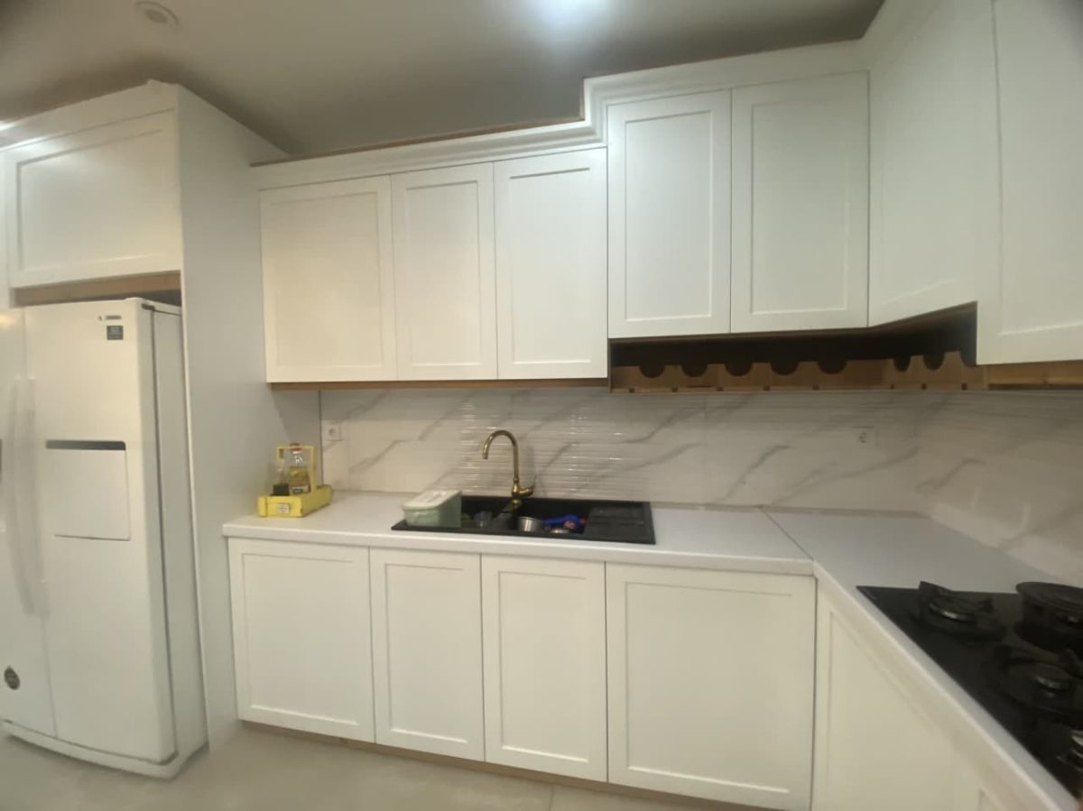 نمای سینک ظرف شویی و بار چوبی