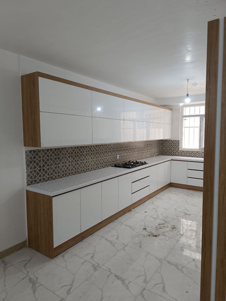 photo 2024 05 27 22 18 51 کابینت سفید قهوه ای | های گلاس + فرامید
