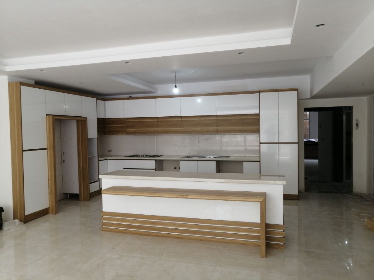 photo 2024 05 27 22 20 57 نمونه کار کابینت های گلاس سفید + فرامید طرح چوب