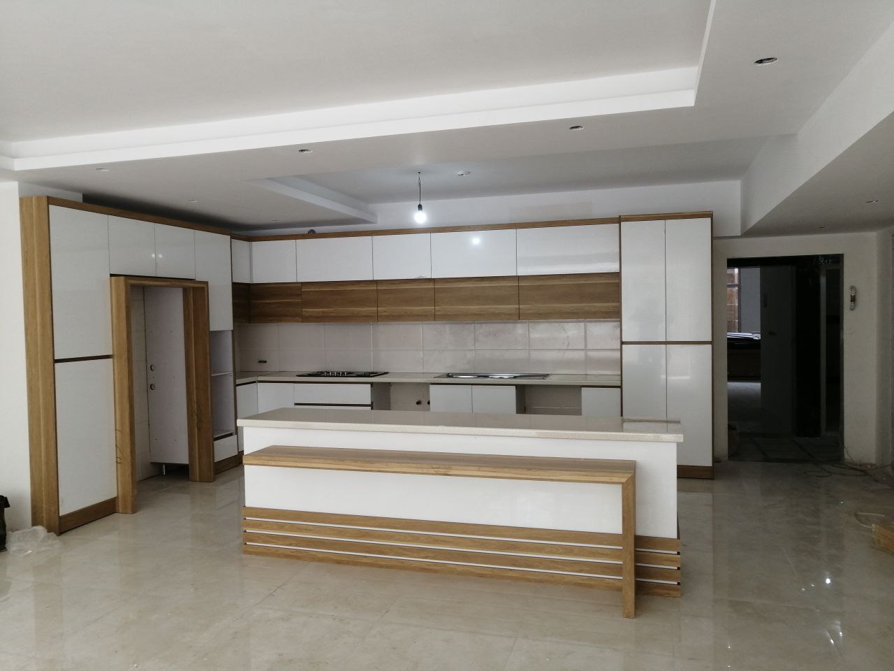 photo 2024 05 27 22 20 57 نمونه کار کابینت های گلاس سفید + فرامید طرح چوب