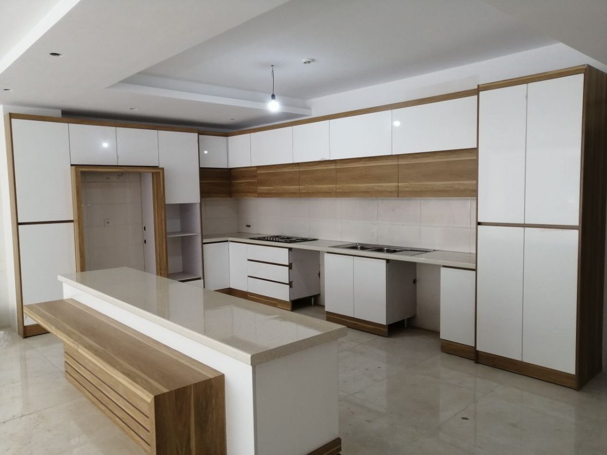 photo 2024 05 27 22 20 59 نمونه کار کابینت های گلاس سفید + فرامید طرح چوب
