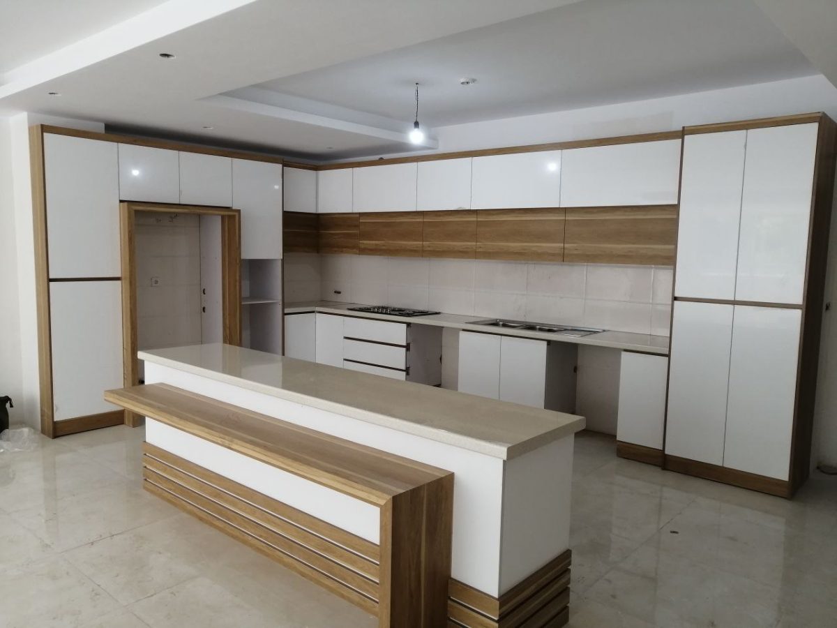 photo 2024 05 27 22 21 01 نمونه کار کابینت های گلاس سفید + فرامید طرح چوب