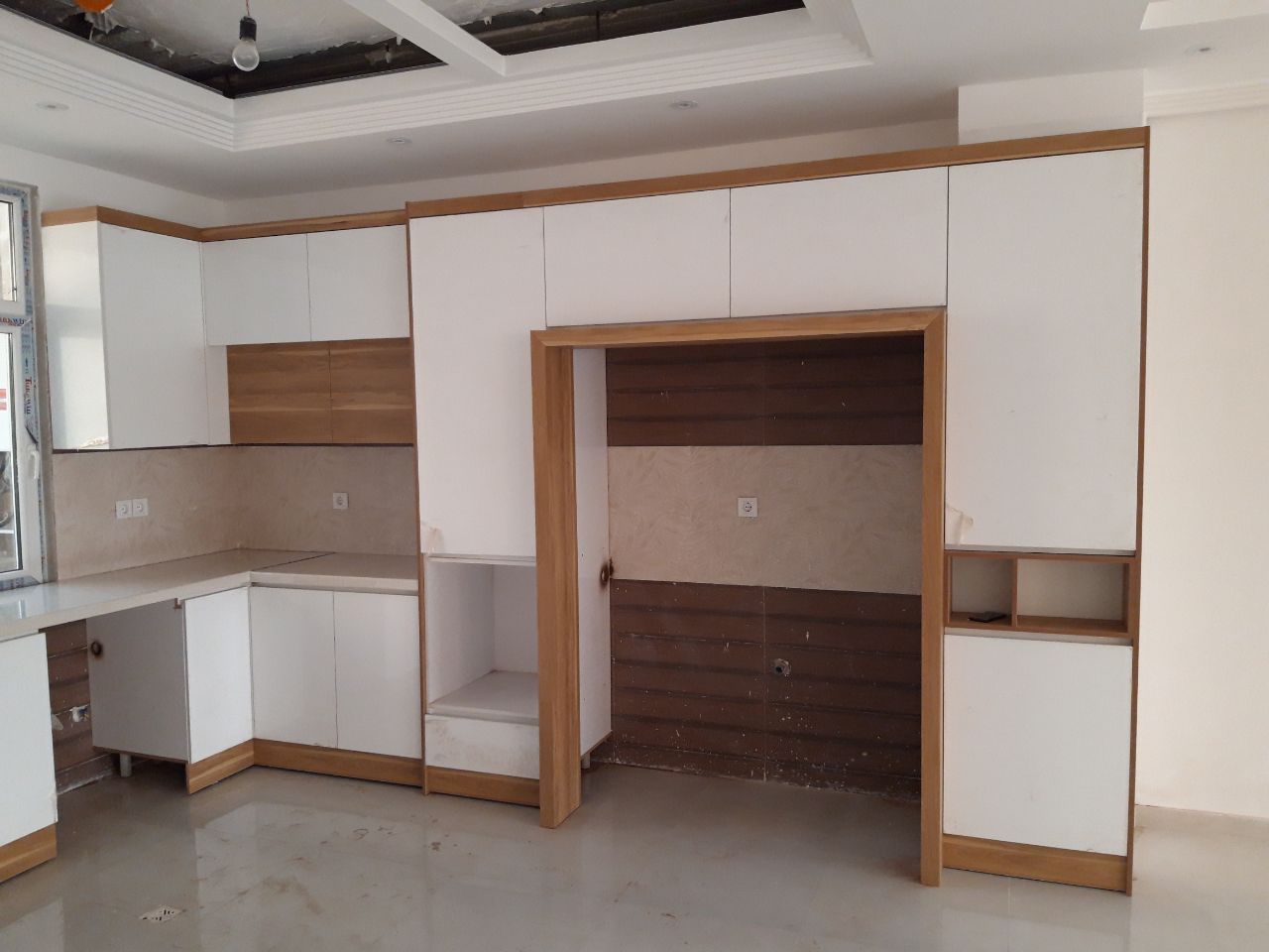 کابینت سفید قهوه ای | جنس ام دی اف و های گلاس 13 photo 2024 05 27 22 24 55 کابینت سفید قهوه ای | جنس ام دی اف و های گلاس