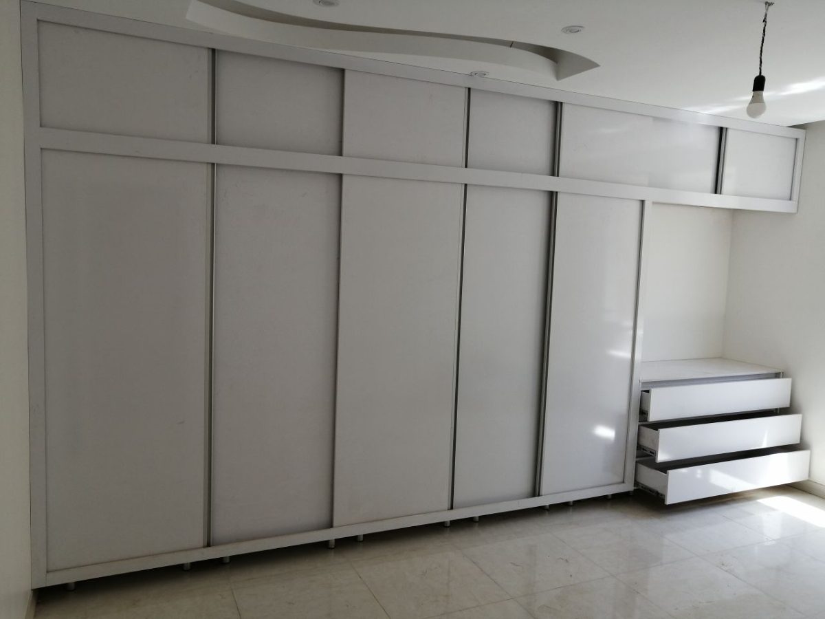 photo 2024 05 27 22 28 50 نمونه کار کمد دیواری سفید صابونی | ارزان ترین مدل کمد دیواری