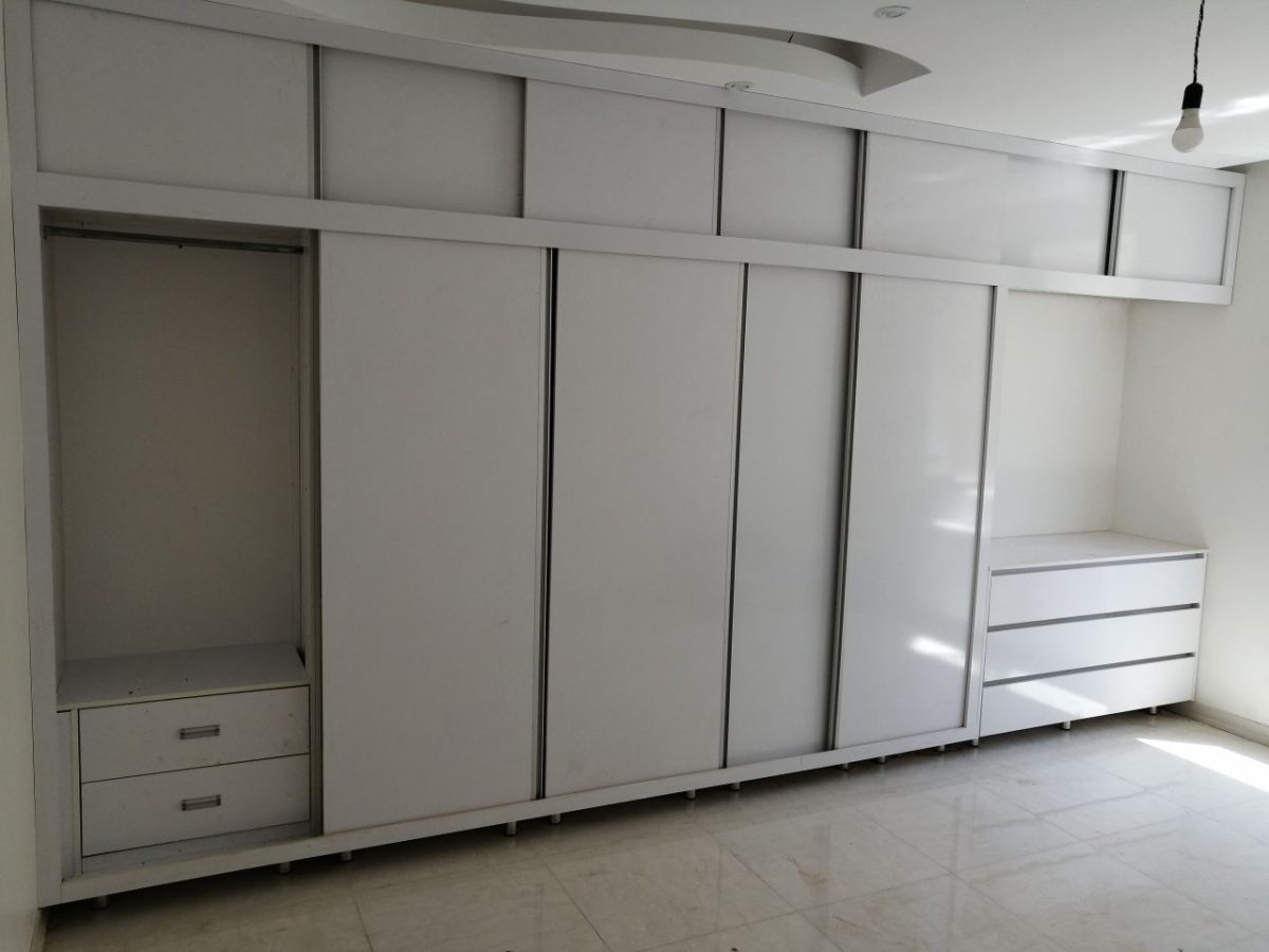 photo 2024 05 27 22 28 53 نمونه کار کمد دیواری سفید صابونی | ارزان ترین مدل کمد دیواری