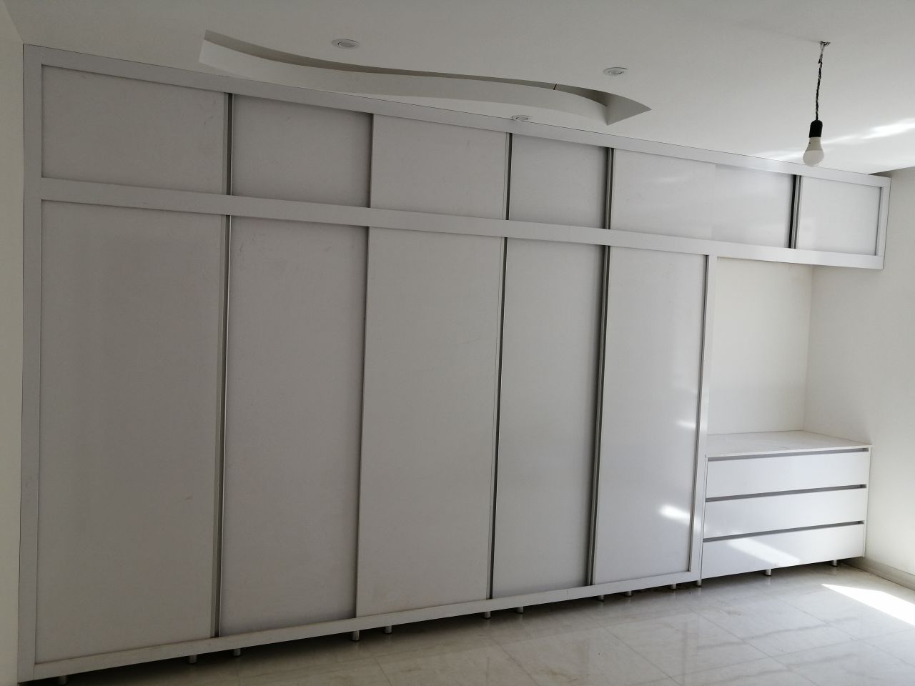 photo 2024 05 27 22 28 54 نمونه کار کمد دیواری سفید صابونی | ارزان ترین مدل کمد دیواری