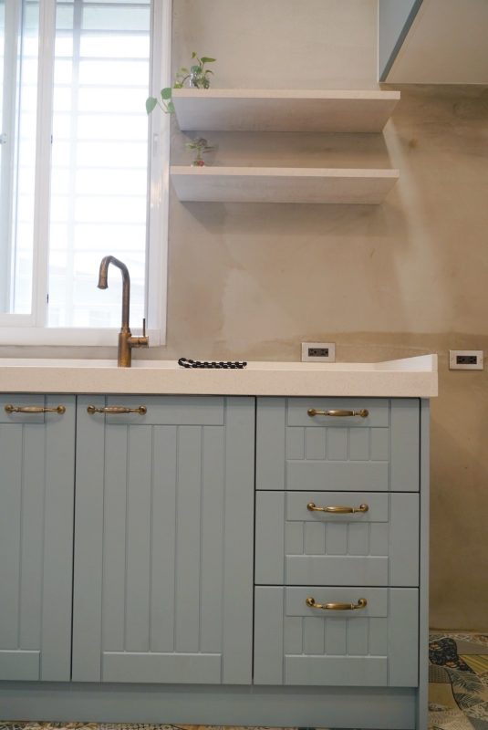 423236792 865144458747785 4853381763496020906 n کابینت مدرن با رنگ خاص