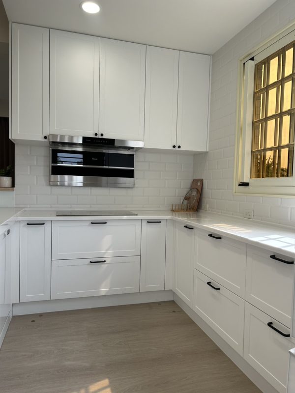 431443480 860720862523478 765329023337702296 n نمونه کار کابینت سفیدمدرن