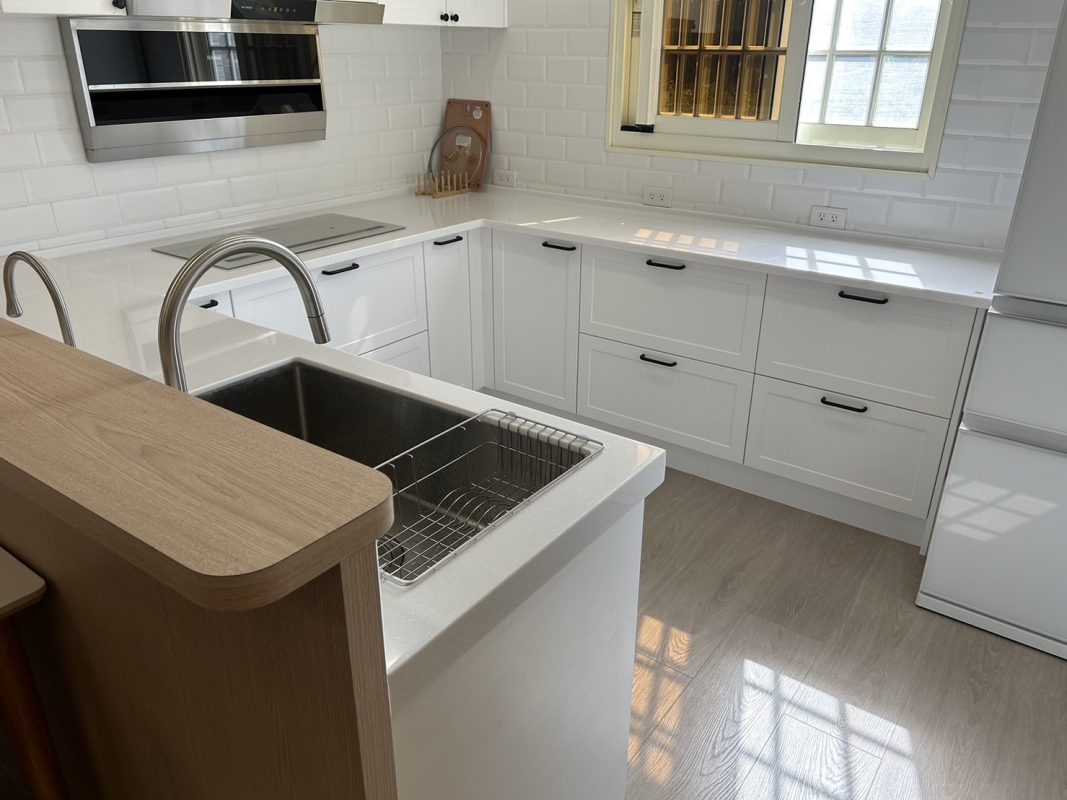 431443905 860720792523485 8659029130154135359 n نمونه کار کابینت سفیدمدرن