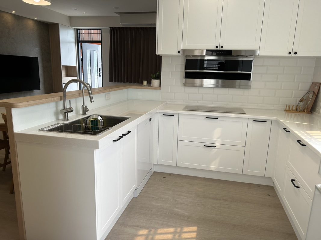 431876238 860720772523487 9123212682081502846 n نمونه کار کابینت سفیدمدرن