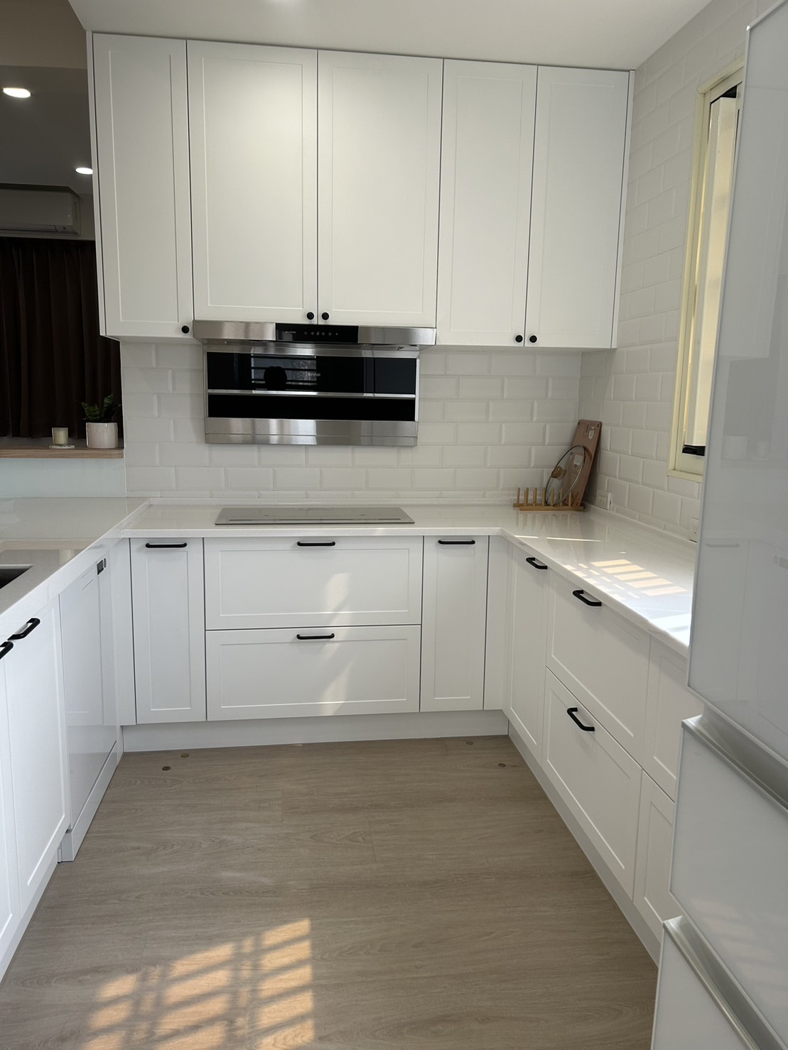 431893272 860720905856807 8578276842381467363 n نمونه کار کابینت سفیدمدرن