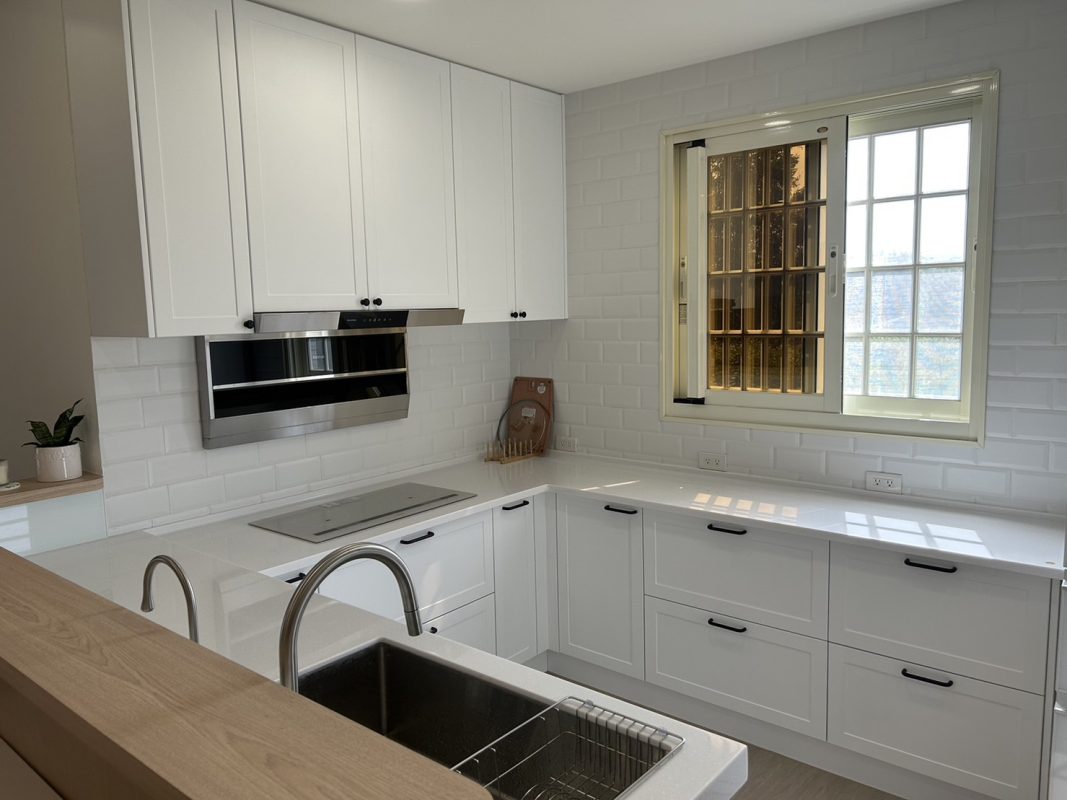 431893302 860720692523495 4604443254057260729 n نمونه کار کابینت سفیدمدرن