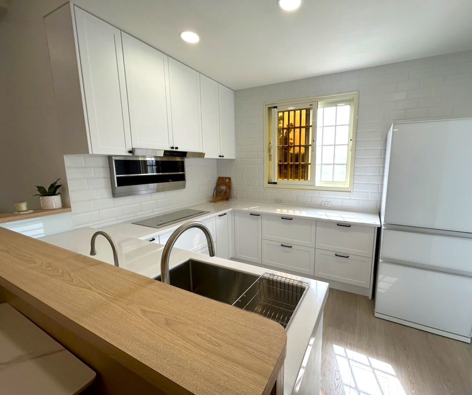 431903566 860720592523505 1036006804105897746 n نمونه کار کابینت سفیدمدرن