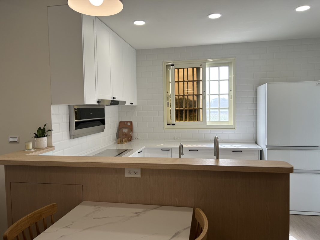 431976385 860720775856820 6725384031754649577 n نمونه کار کابینت سفیدمدرن