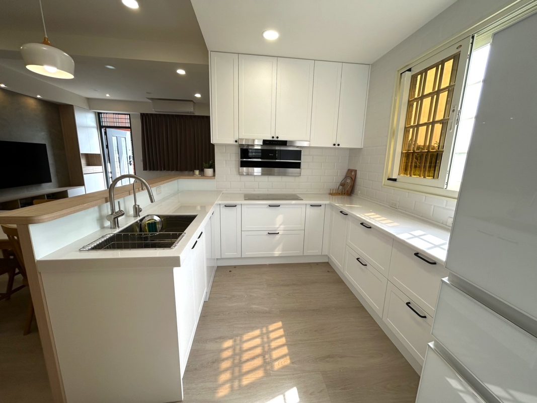 431989217 860720595856838 7258573070262795384 n نمونه کار کابینت سفیدمدرن