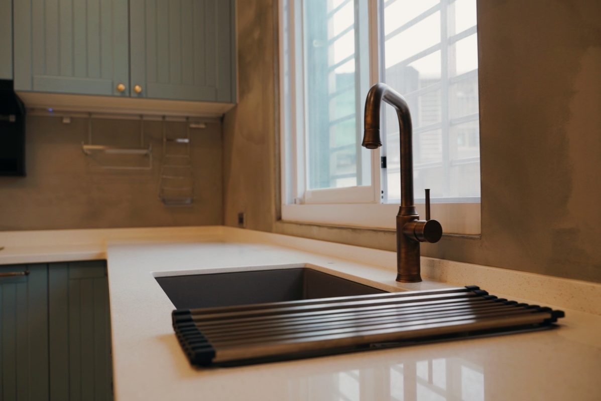 433468393 865144325414465 2875419252012640107 n کابینت مدرن با رنگ خاص