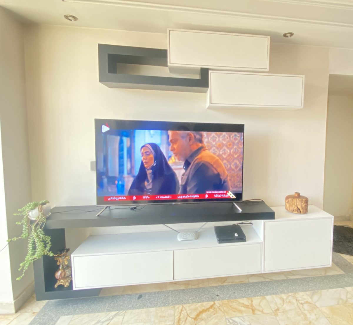 IMG 2537 نمونه تی وی وال سفید مشکی