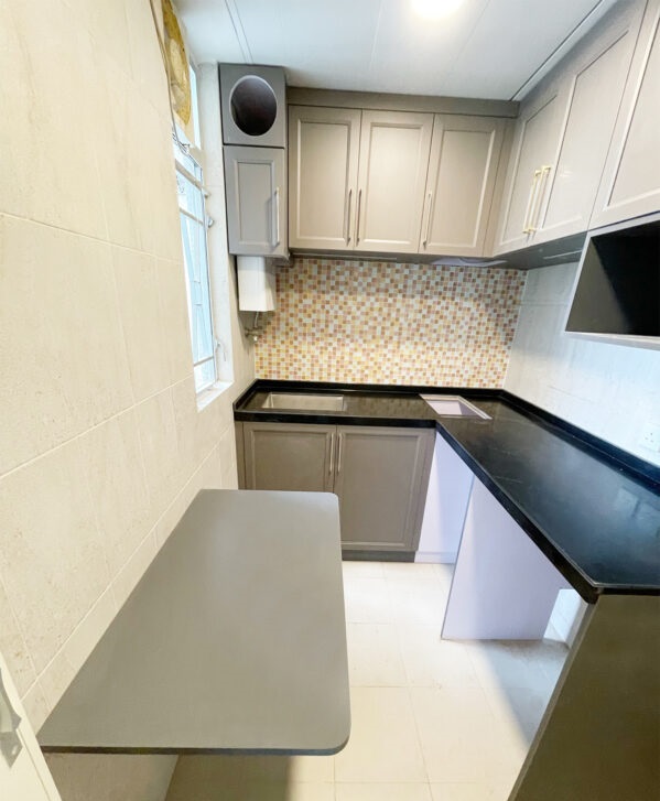 IMG 7027 599x800 1 نمونه کابینت کوچک مدرن + میز صبحونه