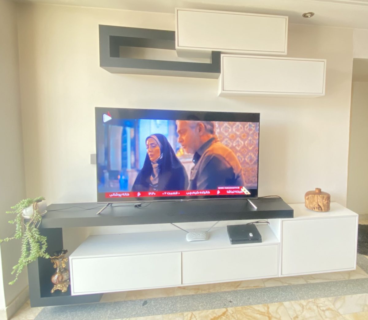 IMG E2537 نمونه تی وی وال سفید مشکی