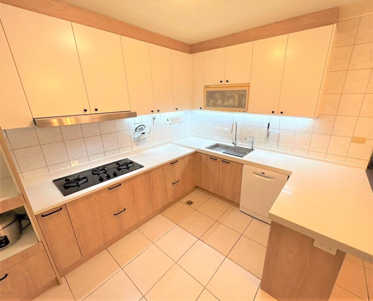 نمونه کابینت ام دی اف سفید و طرح چوب قهوه ای روشن 14 کابینت 1 نمونه کابینت ام دی اف سفید و طرح چوب قهوه ای روشن