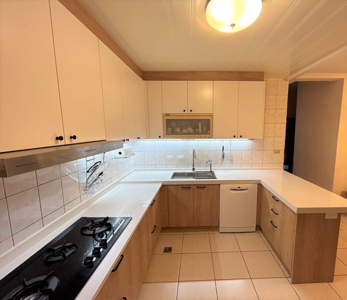 نمونه کابینت ام دی اف سفید و طرح چوب قهوه ای روشن 16 کابینت 3 نمونه کابینت ام دی اف سفید و طرح چوب قهوه ای روشن