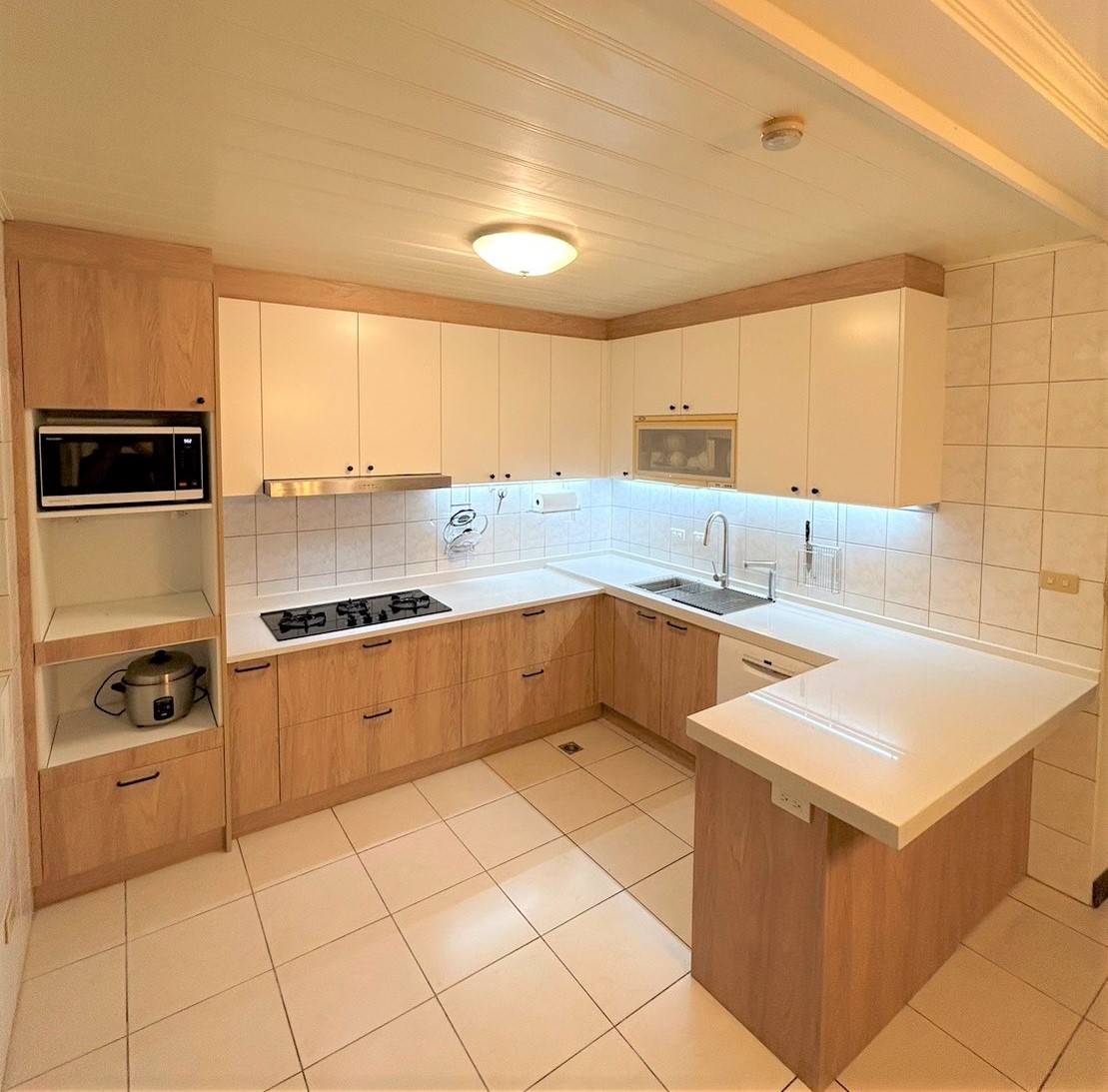 نمونه کابینت ام دی اف سفید و طرح چوب قهوه ای روشن 17 کابینت 4 نمونه کابینت ام دی اف سفید و طرح چوب قهوه ای روشن