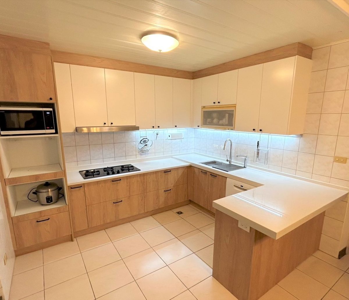 نمونه کابینت ام دی اف سفید و طرح چوب قهوه ای روشن 18 کابینت 5 نمونه کابینت ام دی اف سفید و طرح چوب قهوه ای روشن