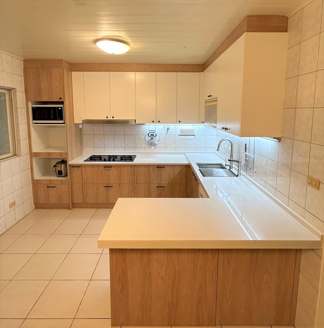 نمونه کابینت ام دی اف سفید و طرح چوب قهوه ای روشن 19 کابینت 6 نمونه کابینت ام دی اف سفید و طرح چوب قهوه ای روشن