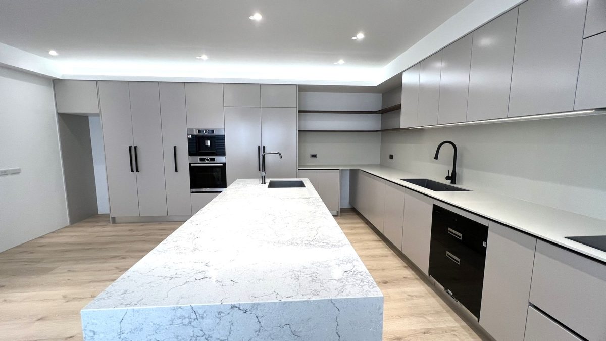 کابینت طوسی خاکستری 1 نمونه کار کابینت های گلاس طوسی کم رنگ