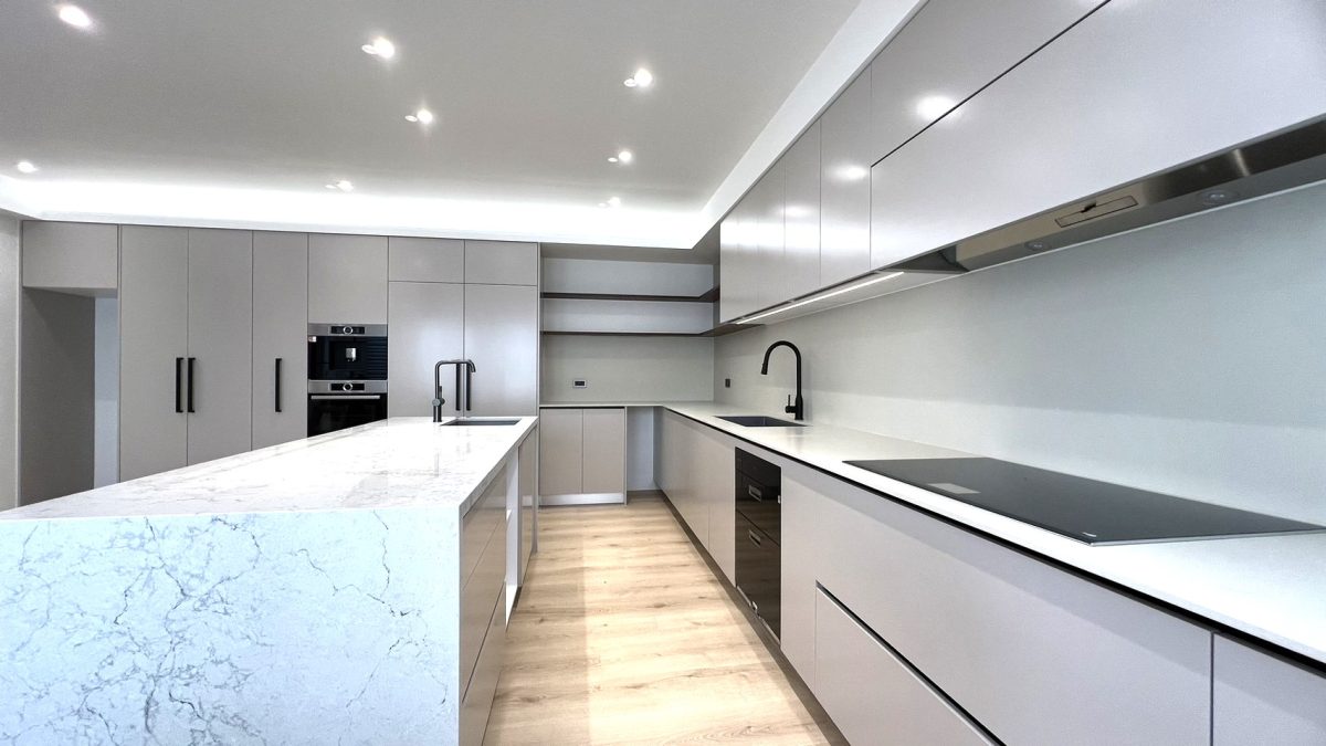 کابینت طوسی خاکستری 5 نمونه کار کابینت های گلاس طوسی کم رنگ