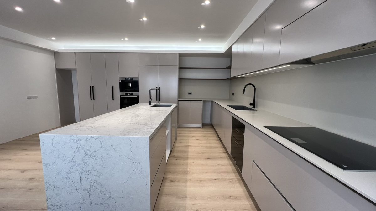 کابینت طوسی خاکستری 6 نمونه کار کابینت های گلاس طوسی کم رنگ